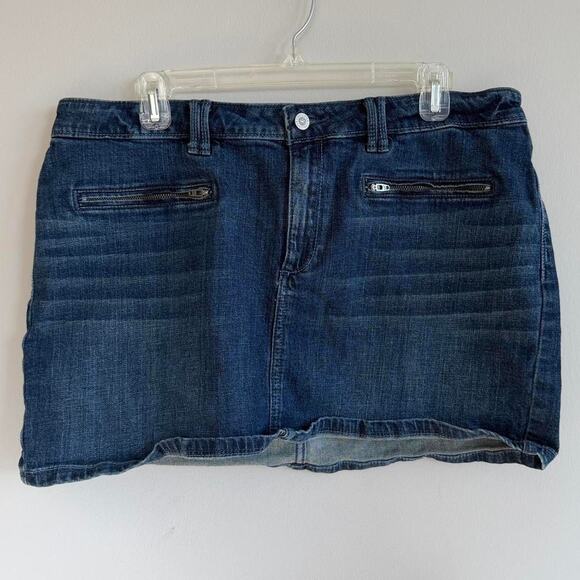 Hollister Low rise dark wash Mini denim skirt with zipper pockets - Picture 1 of 3
